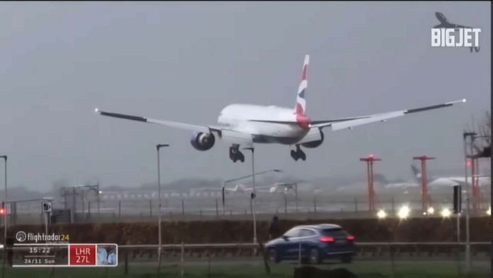 NO COMMENT: Un piloto da la vuelta en un aeropuerto británico en plena tormenta