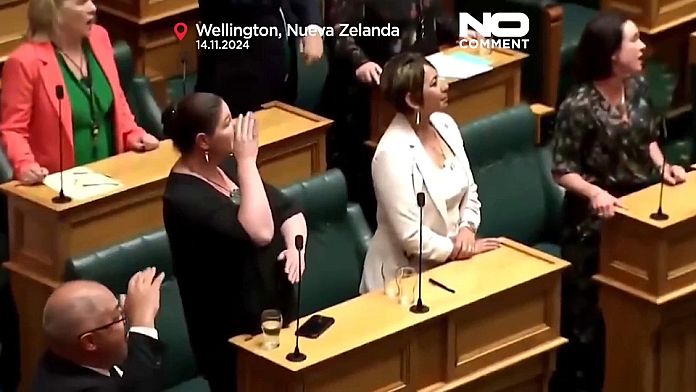 NO COMMENT: Dos políticos maoríes expulsados del Parlamento en Nueva Zelanda tras bailar una 'haka'