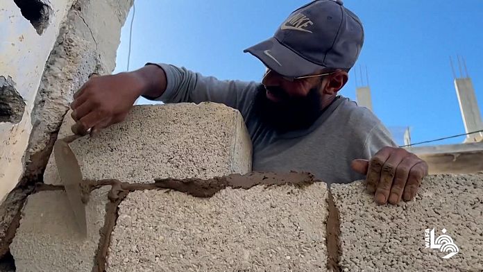 NO COMMENT: Los desplazados de Jan Yunis reconstruyen sus casas con barro