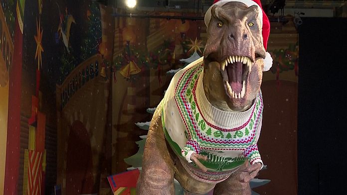 NO COMMENT: El Tyrannosaurus Rex del museo de Londres se viste de gala para recibir la Navidad