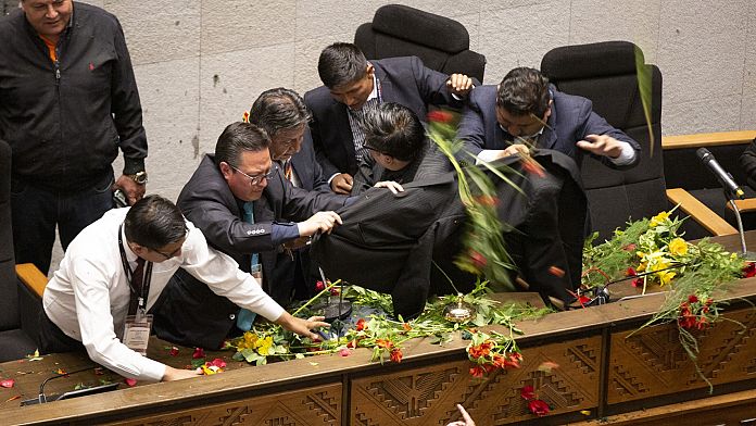 NO COMMENT: Altercado en el Congreso de Bolivia