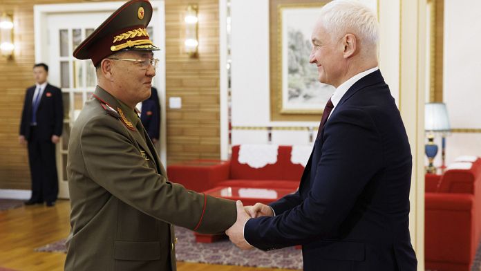 El ministro de Defensa ruso visita Corea del Norte para conversar con líderes militares y políticos