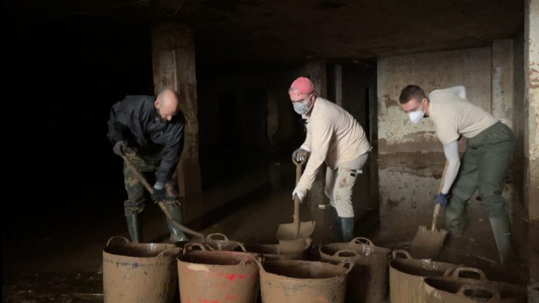 En España, la ayuda de los voluntarios es vital en las zonas más afectadas por la DANA