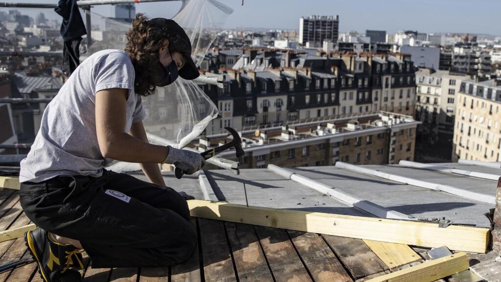 Los artesanos del zinc de los tejados de París aspiran a ser patrimonio de la Unesco