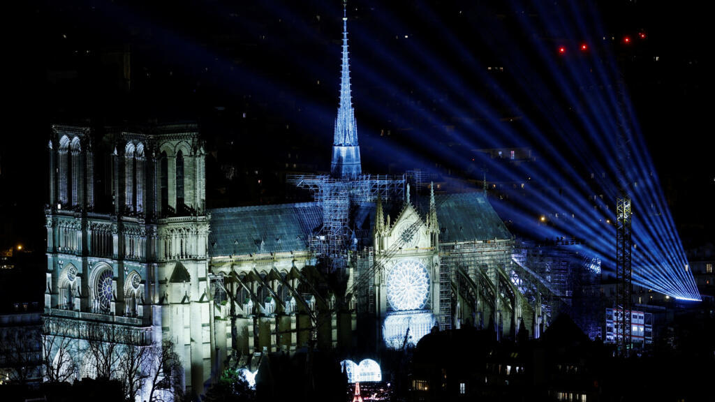 "Merci": Francia reabre la colosal catedral de Notre-Dame en medio de su turbulencia política