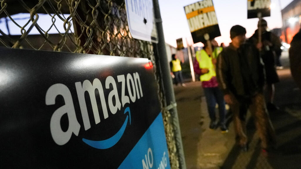 Antes de la fiebre navideña, trabajadores de Amazon van a huelga en Estados Unidos