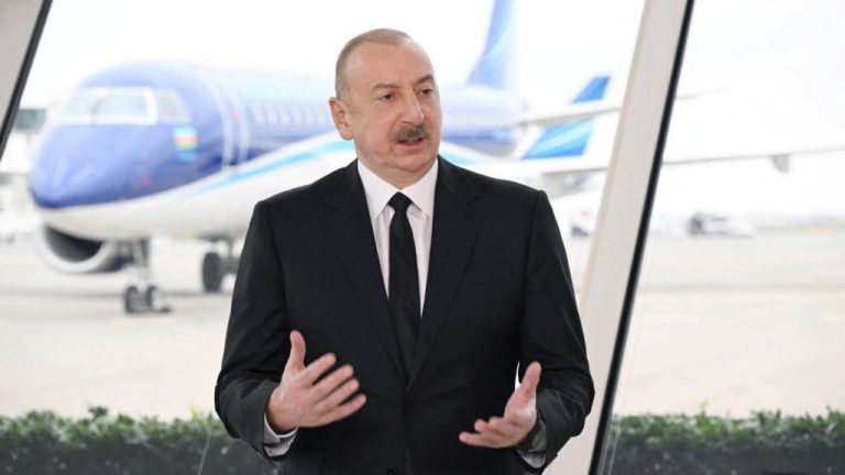 Baku afirma que el avión siniestrado de Azerbaijan Airlines recibió disparos desde Rusia