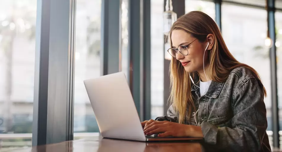 La mejor noticia para los FREELANCERS: suben el tope para cobrar en dólares