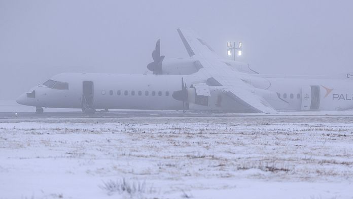 Susto en un aeropuerto canadiense: parte de un avión se incendia tras un accidentado aterrizaje