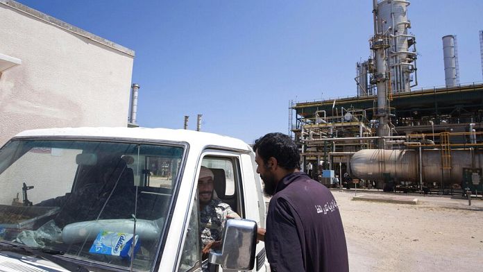 Los enfrentamientos en la ciudad libia de Zawiya causan "graves daños" en una refinería de petróleo