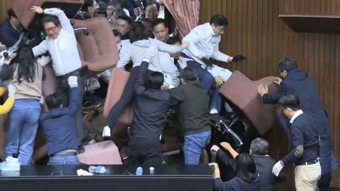 NO COMMENT: Batalla campal en el parlamento de Taiwán