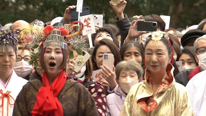 NO COMMENT: El santuario de Osaka acoge el ritual anual de la risa