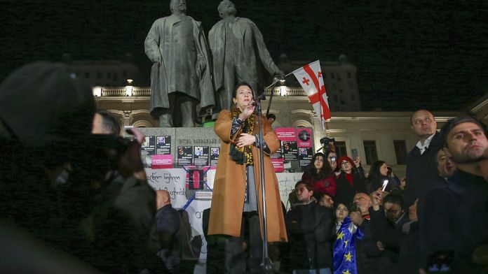 La Presidenta de Georgia, Salomé Zurabishvili, se une desafiante a los manifestantes