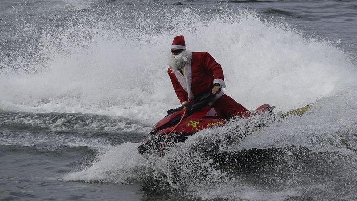 NO COMMENT: En Brasil, Papá Noel llega en moto acuática para dar alegría a los niños