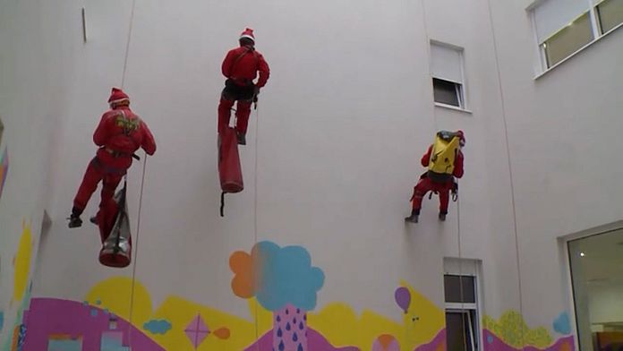 NO COMMENT: Papá Noel escalador para los niños enfermos en Bosnia-Herzegovina