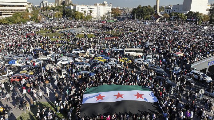 Los sirios celebran sus primeros rezos del viernes desde la caída de Al Assad