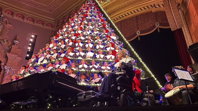 NO COMMENT: Un coro escolar de Michigan estrena un "árbol de Navidad cantante" de 20 metros