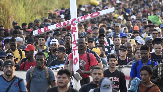 NO COMMENT: Una caravana de miles de inmigrantes se dirige hacia la frontera de Estados Unidos