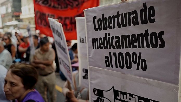 NO COMMENT: Protestas por le fin de la medicación gratuita para los pensionistas argentinos