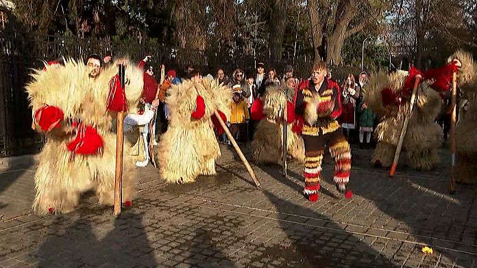 NO COMMENT: 'Osos', 'cabras' y pastores cantan villancicos de Rumanía