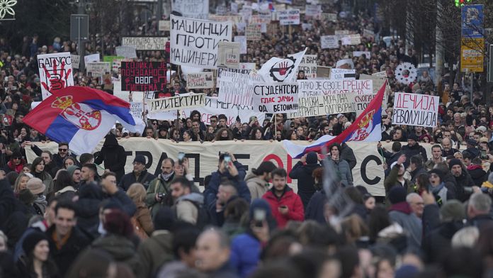 Decenas de miles de serbios protestan contra el presidente Aleksandar Vucic