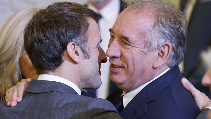 Macron nombra a François Bayrou, su aliado y líder del bloque centrista, como nuevo primer ministro