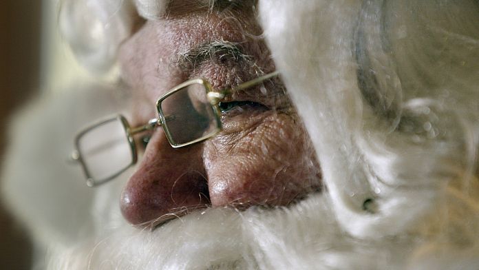 Papá Noel llega en helicóptero a Siéfok, Hungría, para entregar regalos a los niños