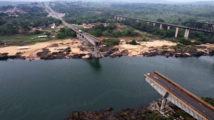 Aumentan las víctimas tras derrumbarse un puente que une dos estados del norte de Brasil