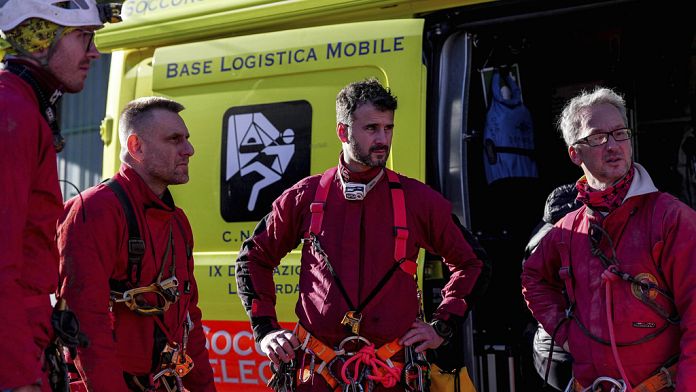 Rescatan a una espeleóloga italiana que quedó atrapada en una cueva durante 4 días