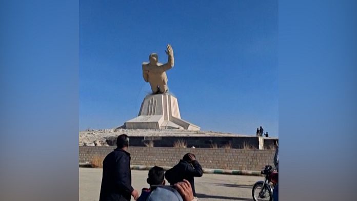 NO COMMENT: Manifestantes sirios derriban una estatua del expresidente Hafez al Assad