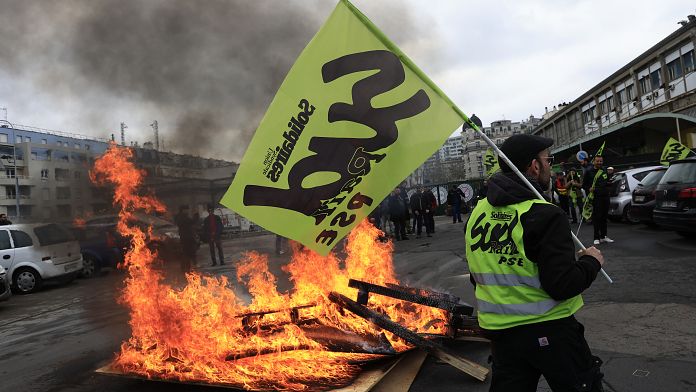 Los funcionarios de Francia protestan contra el presupuesto de Barnier tras la moción de censura