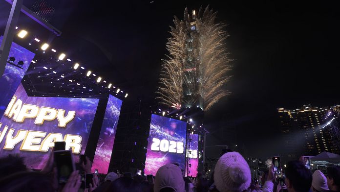 NO COMMENT: Asia Oriental da la bienvenida al 2025 con fuegos artificiales