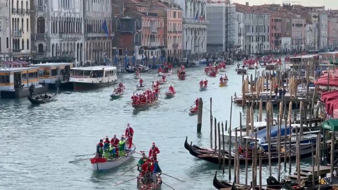 NO COMMENT: Decenas de Papá Noel cambian el trineo por la góndola en Venecia