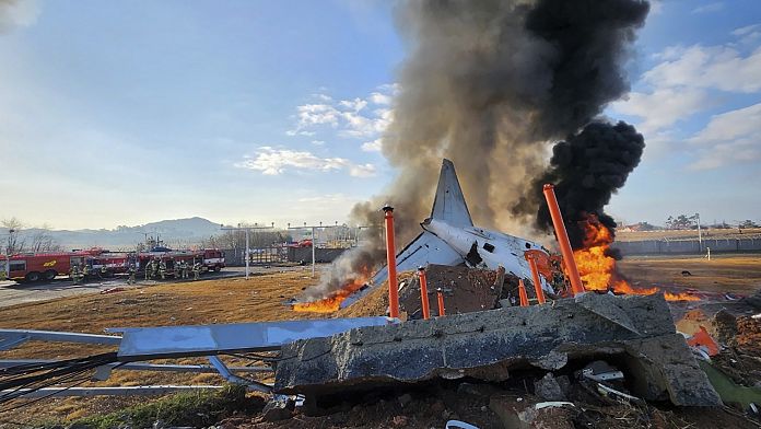 Al menos 176 personas mueren al estrellarse un avión en Corea del Sur