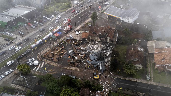 Mueren los 10 pasajeros de una avioneta que se estrella contra una casa en el sur de Brasil