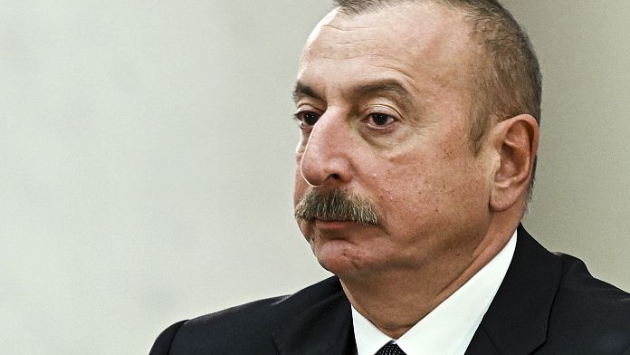 El presidente de Azerbaiyán dice que Rusia disparó el avión accidentado y exige que admita su culpabilidad