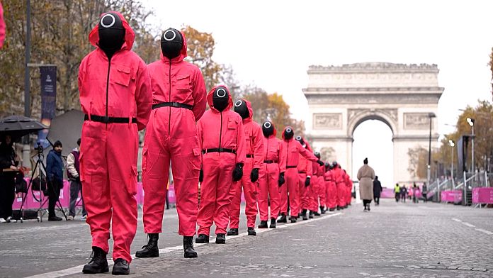 NO COMMENT: 'El juego del calamar' acapara los Campos Elíseos de París