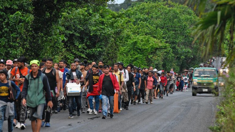 Caravana migrante busca llegar a EE. UU. antes de que asuma Trump