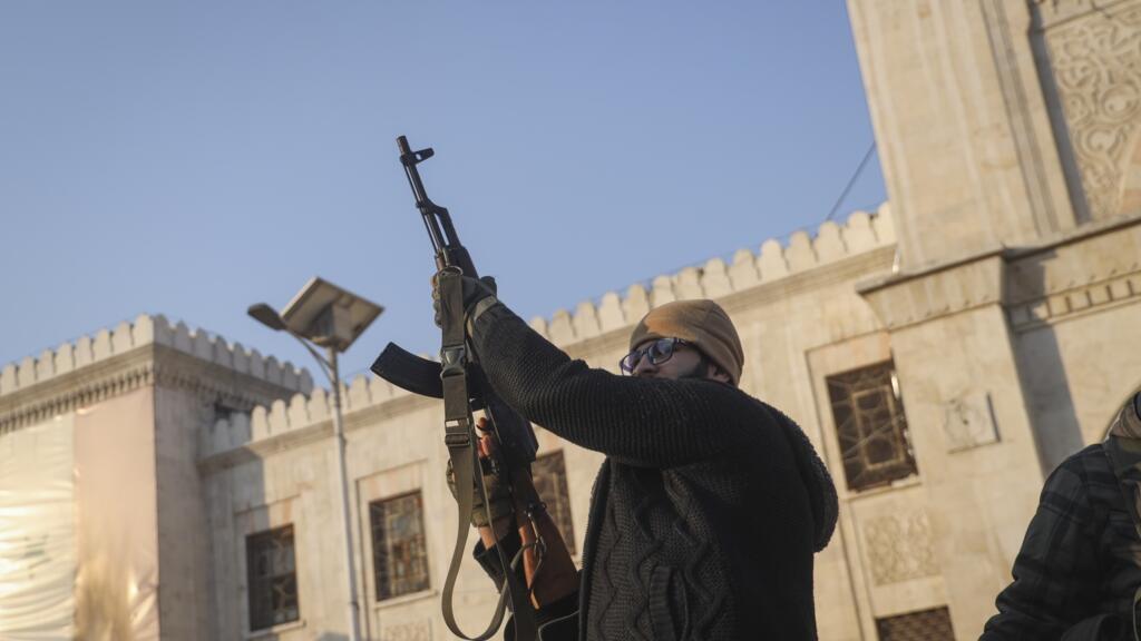 Rebeldes afirman que llegaron a los límites de Homs y emplazan a las fuerzas sirias a que deserten