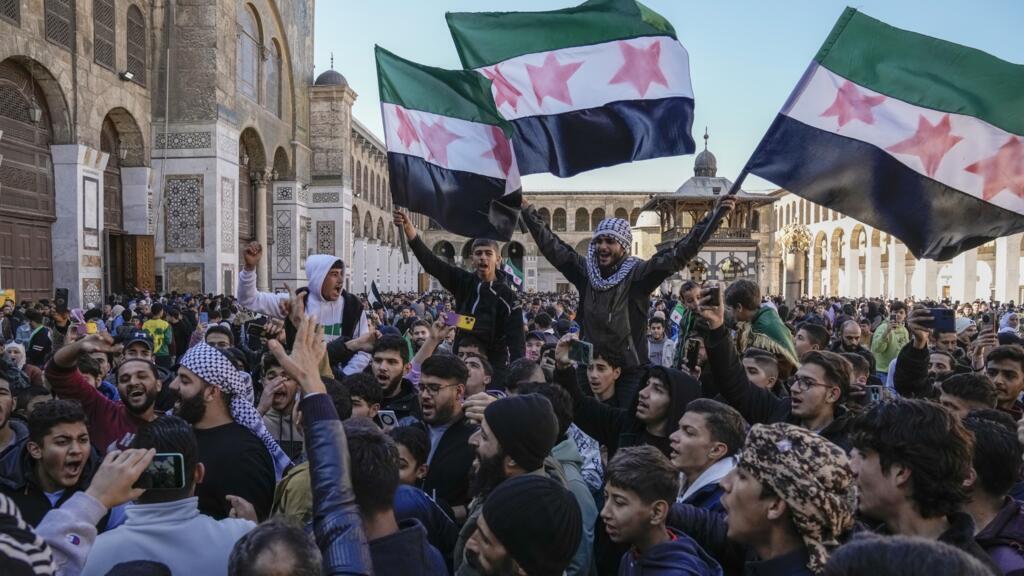 Miles de sirios celebran en Damasco el primer viernes tras la caída de Al-Assad