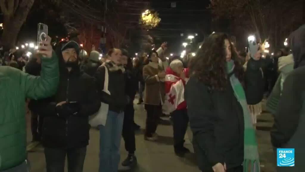 Manifestantes de Georgia siguen luchando mientras Macron culpa a Rusia