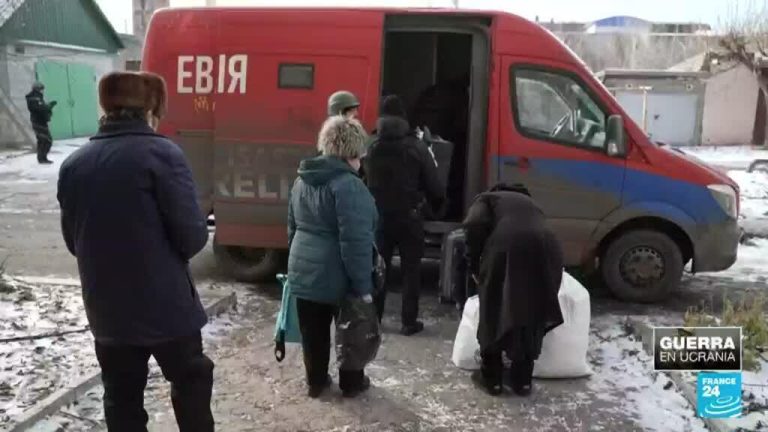 Ucrania: habitantes de Pokrovsk huyen de sus hogares en medio del invierno ante el avance ruso