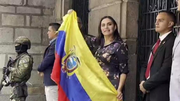 Justicia de Ecuador falla a favor de la vicepresidenta y revoca suspensión para ejercer el cargo