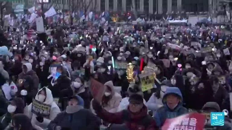 Continúa la crisis política en Corea del Sur; manifestantes exigen renuncia de Yoon