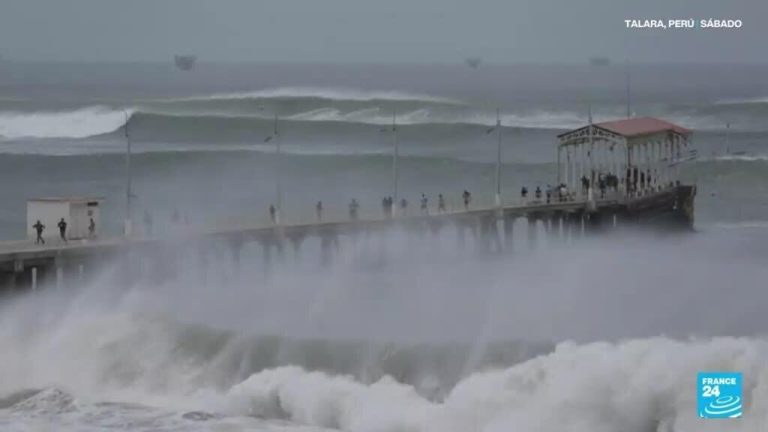 Perú y Ecuador cierran playas y puertos por olas de hasta tres metros