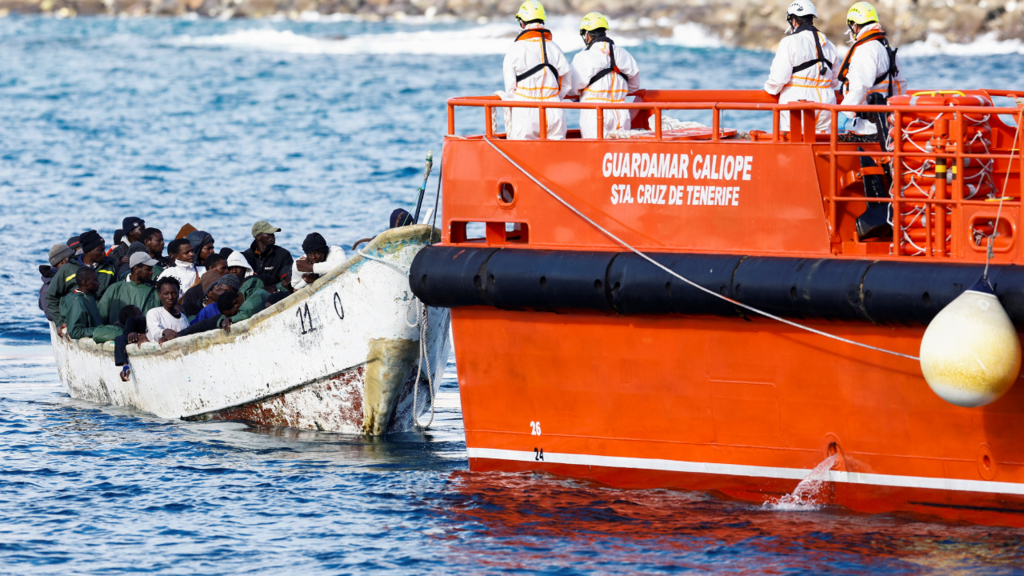 Migración: rescatan a más de 300 personas cerca de las Islas Canarias