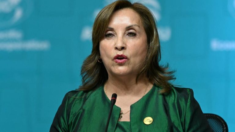 Perú: Dina Boluarte declara ante la Fiscalía por presunto abandono del cargo