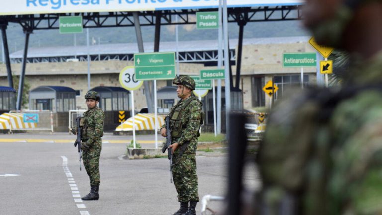 En directo: Venezuela cierra la frontera con Colombia a horas de la disputada investidura presidencial