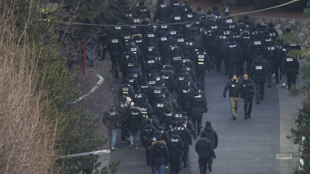 Miles de agentes sorteando alambres de púas: así fue el arresto del presidente surcoreano