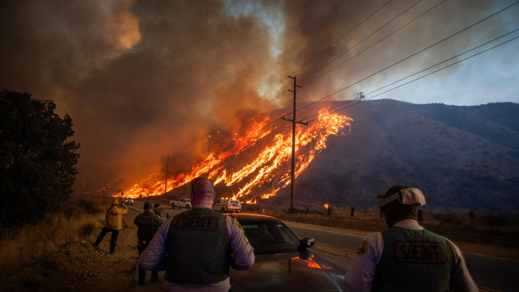 Con pronóstico de lluvias, Los Ángeles espera alivio, mientras los incendios siguen ardiendo